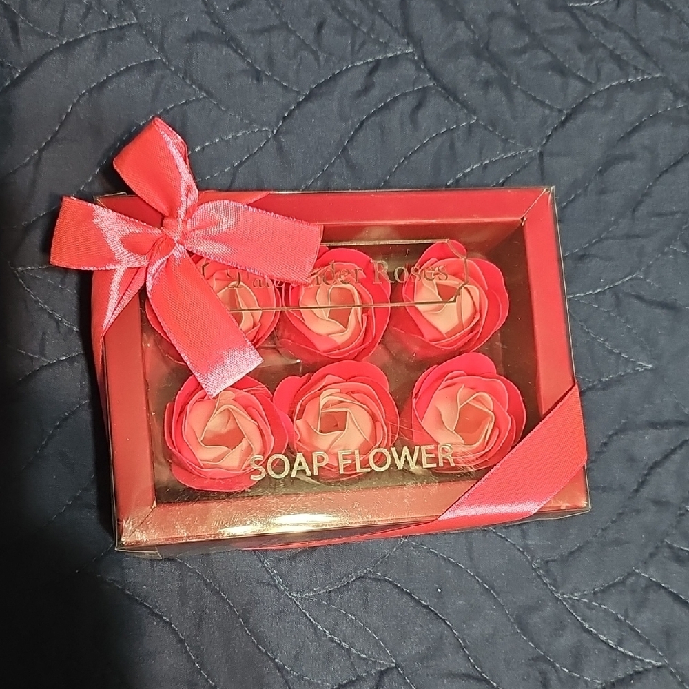 Elegant Red Decorative Soap Flower Gift Set New in Box